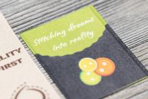 Satinera Etikett mit Knopfmotiv und Aufschrift 'Stitching dreams into reality' - Artikel-Nr. 3002