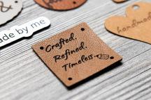 Braunes Kunstleder-Etikett mit Lasergravur 'Crafted. Refined. Timeless.' - Artikel-Nr. 3003