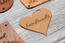 FloraPap Anhänger mit Herzform und Aufschrift 'handmade' - Artikel-Nr. 3003