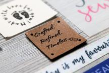 Braunes Kunstleder-Etikett mit Lasergravur 'Crafted. Refined. Timeless.' - Artikel-Nr. 3007