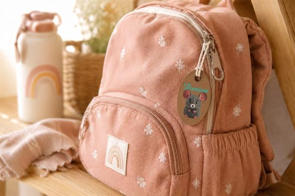 Ovaler Anhänger aus nachhaltigem Kaktus-Kunstleder mit farbiger Maus und "Denisa" am Rucksack.