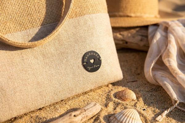 Metalllabel aus Edelstahl an Jutetasche mit Herz-Ausschnitt