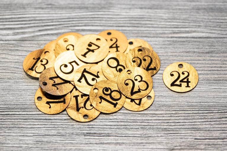 Adventskalender-Anhänger mit Handlettering-Zahlen 1-24 (gold) - Artikel-Nr. 8307