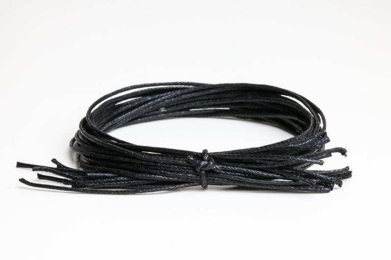 Kordeln schwarz, gewachst, Ø 1 mm, Länge 25 cm (Artikel-Nr. 883)